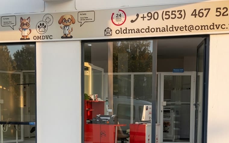 Klinik girişi, gece açık