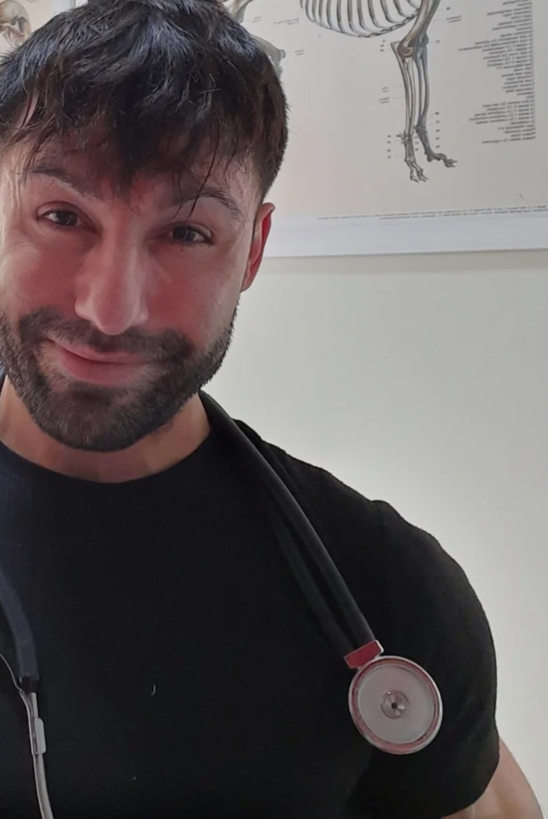 Veteriner Hekim M. Sefa Aras, stetoskopuyla klinikteki muayene odasında