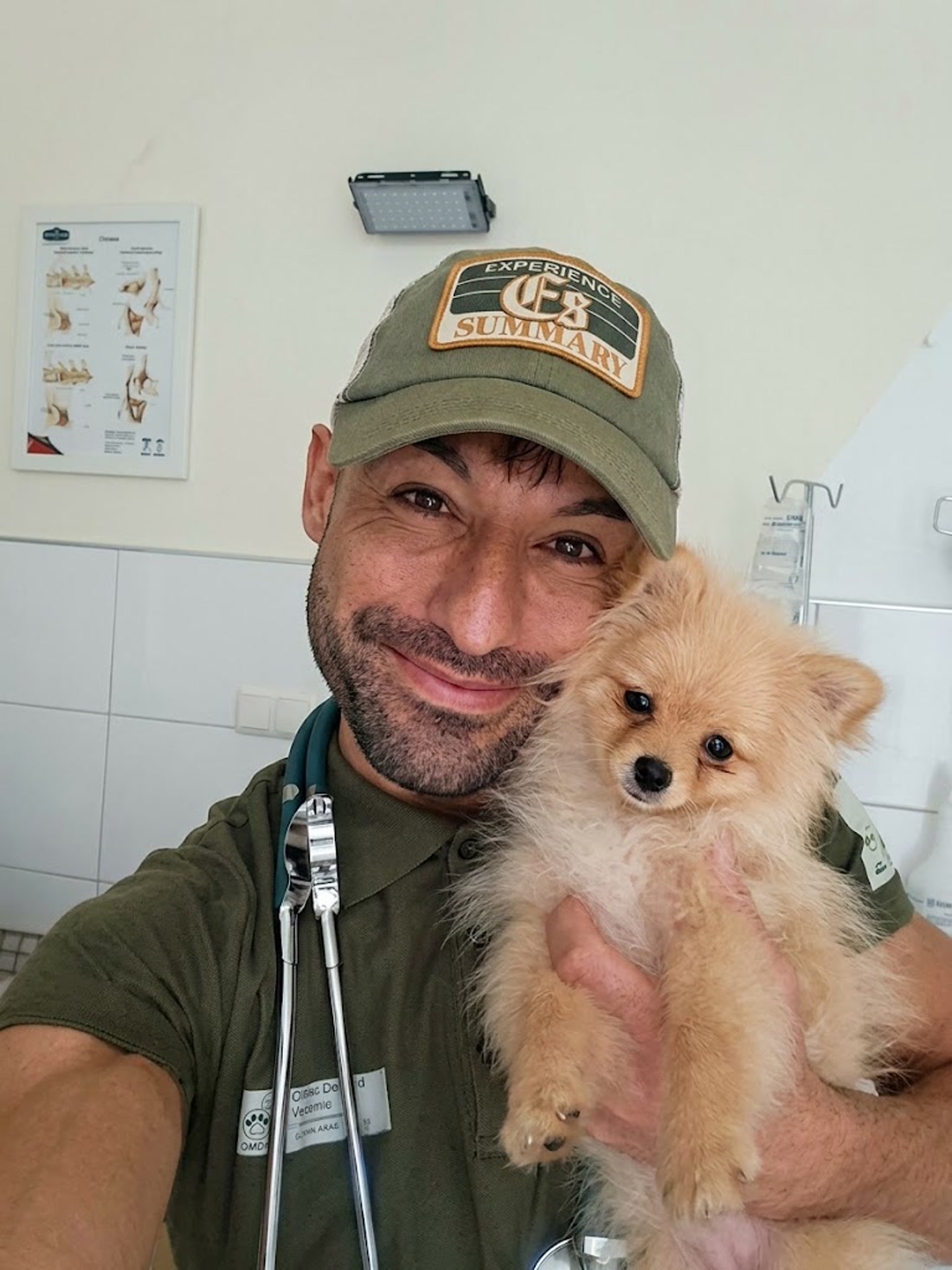 Vet. Hek. M. Sefa Aras, klinikte kucağındaki Pomeranian ile