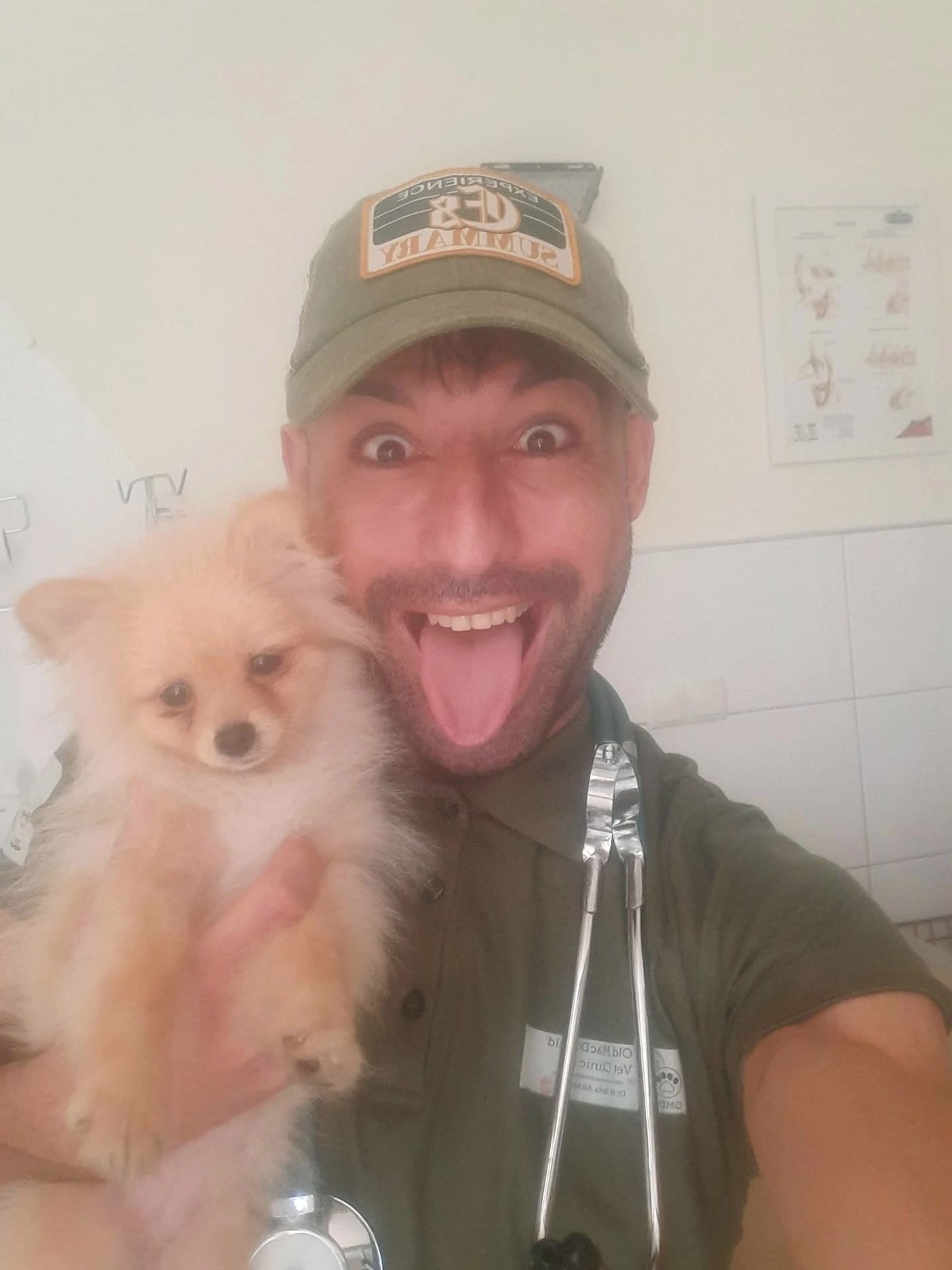 Vet. Hek. M. Sefa Aras kucağındaki Pomeranian ile gülümserken